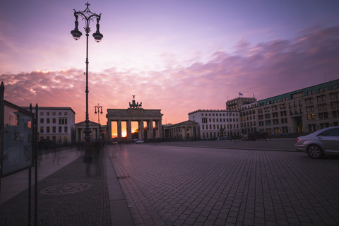 Deutschland, Berlin, Berlin-Mitte, Brandenburger Tor bei Sonnenuntergang, lizenzfreies Stockfoto