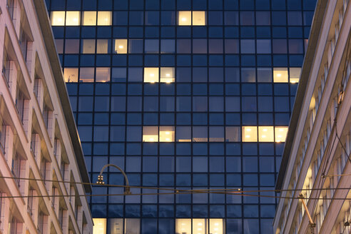 Deutschland, Berlin-Mitte, beleuchtete Fenster eines modernen Bürogebäudes, daneben alte Gebäude - ZM000386