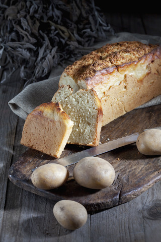 Geschnittenes Kartoffelbrot und Kartoffeln, lizenzfreies Stockfoto