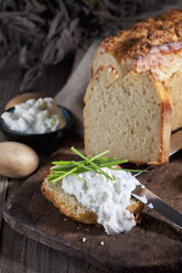 Scheibe Kartoffelbrot, bestrichen mit Kräuterquark - CSF025267