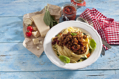 Teller mit Spaghetti Bolgnese und Zutaten - CSF025275