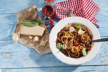 Plate of Spaghetti Bolgnese and ingredients - CSF025284