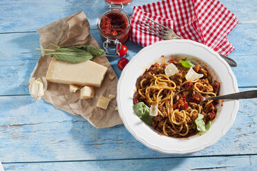 Teller mit Spaghetti Bolgnese und Zutaten - CSF025284