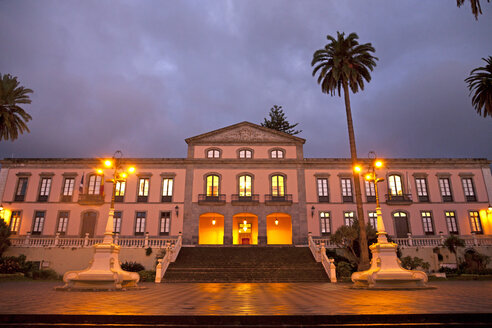 Spanien, Kanarische Inseln, Teneriffa, La Orotava, Rathaus bei Nacht - PCF000144