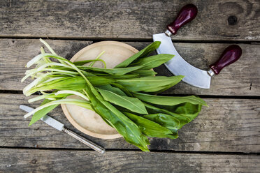 Ramson, Mezzaluna und Messer auf Holz - SARF001635