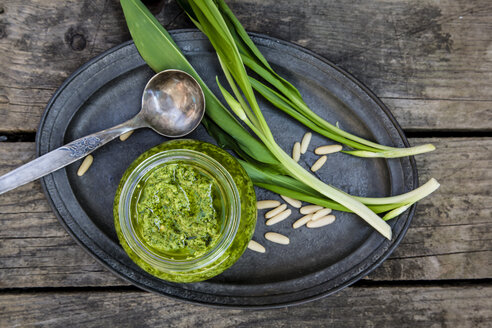 Ein Glas hausgemachtes Bärlauchpesto - SARF001636