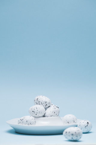 Wachteleier und Eierbecher vor hellblauem Hintergrund, lizenzfreies Stockfoto