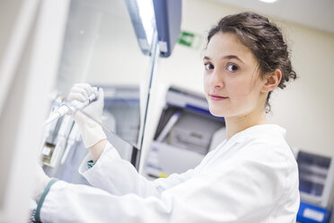 Young lab technician working in PCR lab - DISF001631