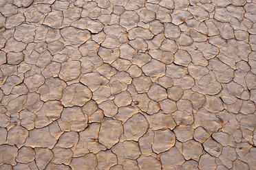 Algerien, Tassili n' Ajjer, gebrochene Oberfläche einer Salz- und Tonpfanne in der Sahara - ESF001561