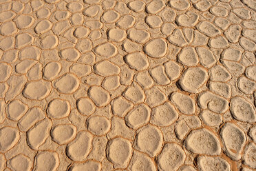 Algerien, Tassili n' Ajjer, gebrochene Oberfläche einer Salz- und Tonpfanne in der Sahara - ESF001562