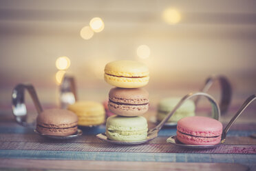 Servierlöffel mit verschiedenen Macarons - SARF001647