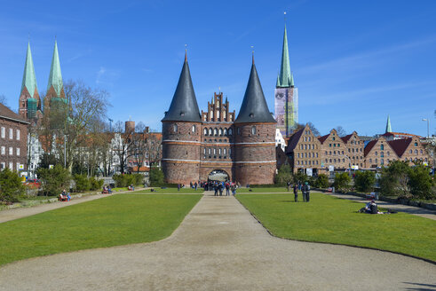 Deutschland, Lübeck, Blick auf das Holstentor - RJF000420