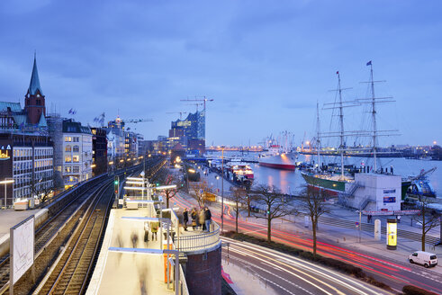 Deutschland, Hamburg, U-Bahnhof Landungsbrücken zur blauen Stunde - BRF001155