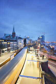 Deutschland, Hamburg, U-Bahnhof Landungsbrücken zur blauen Stunde - BRF001156