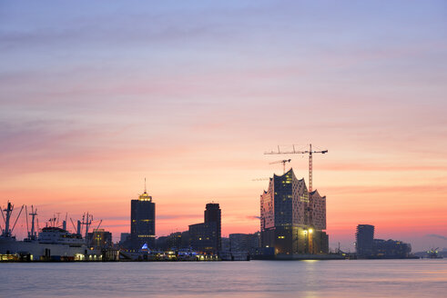 Deutschland, Hamburg, Elbphilharmonie in der Morgendämmerung - BRF001159