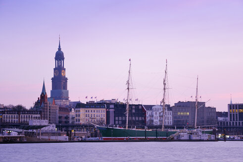 Deutschland, Hamburg, St. Michaelis Kirche an der Elbe in der Morgendämmerung - BRF001160