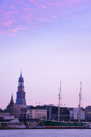 Deutschland, Hamburg, St. Michaelis Kirche an der Elbe in der Morgendämmerung, lizenzfreies Stockfoto