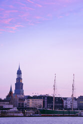 Deutschland, Hamburg, St. Michaelis Kirche an der Elbe in der Morgendämmerung - BR001161