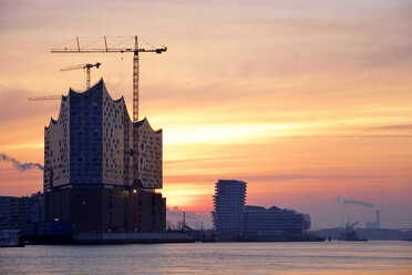 Deutschland, Hamburg, Elbphilharmonie in der Morgendämmerung - BRF001162