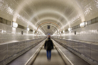 Deutschland, Hamburg, Mann zu Fuß im Alten Elbtunnel - BRF001164