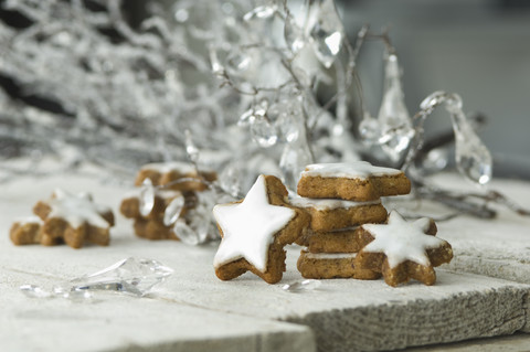 Zimtsterne und Weihnachtsdekoration, lizenzfreies Stockfoto
