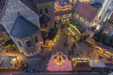 Deutschland, Niedersachsen, Braunschweig, Weihnachtsmarkt am Abend - PVCF000389