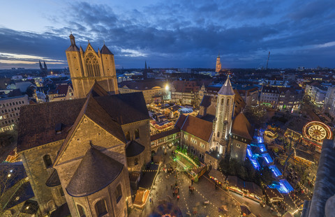 Deutschland, Niedersachsen, Braunschweig, Weihnachtsmarkt am Abend, lizenzfreies Stockfoto