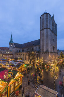 Deutschland, Niedersachsen, Braunschweig, Weihnachtsmarkt am Abend - PVCF000391