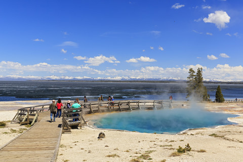 USA, Wyoming, Yellowstone-Nationalpark, West Thumb Geysir Basin, Yellowstone Lake, Touristen am Black Pool, lizenzfreies Stockfoto