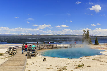USA, Wyoming, Yellowstone-Nationalpark, West Thumb Geysir Basin, Yellowstone Lake, Touristen am Black Pool - FOF007994