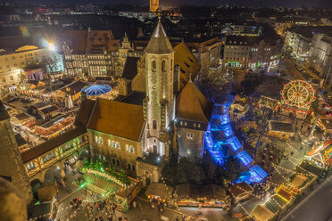 Deutschland, Niedersachsen, Braunschweig, Weihnachtsmarkt am Abend - PVCF000392