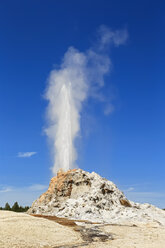 USA, Wyoming, Yellowstone-Nationalpark, Ausbruch des White-Dome-Geysirs - FOF007964