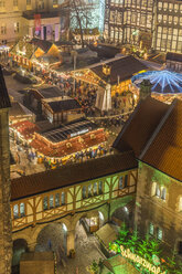 Deutschland, Niedersachsen, Braunschweig, Weihnachtsmarkt am Abend - PVCF000393