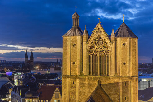 Deutschland, Niedersachsen, Braunschweig, Braunschweiger Dom am Abend - PVCF000394