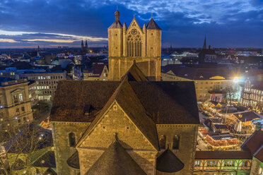 Deutschland, Niedersachsen, Braunschweig, Braunschweiger Dom und Weihnachtsmarkt am Abend - PVCF000395