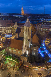 Deutschland, Niedersachsen, Braunschweig, Weihnachtsmarkt am Abend - PVCF000397
