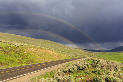 USA, Wyoming, Yellowstone-Nationalpark, Lamar Valley, Doppelter Regenbogen - FOF008002