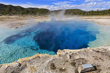 USA, Yellowstone-Nationalpark, Bisuit-Becken, Sapphire Pool - FOF007983