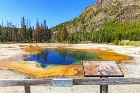 USA, Yellowstone National Park, Black Sand Basin, Informationstafel am Emerald Pool - FOF007984