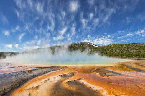 USA, Yellowstone-Nationalpark, Unteres Geysirbecken, Mittleres Geysirbecken, Große Prismatische Quelle - FOF008035