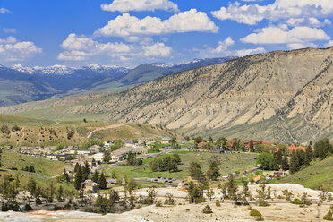 USA, Yellowstone National Park, Blick auf das Dorf Mammoth Hot Springs - FOF008014