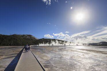 USA, Yellowstone-Nationalpark, Unteres Geysirbecken, Mittleres Geysirbecken, Touristen auf dem Steg vor der Großen Prismatischen Quelle - FOF008102