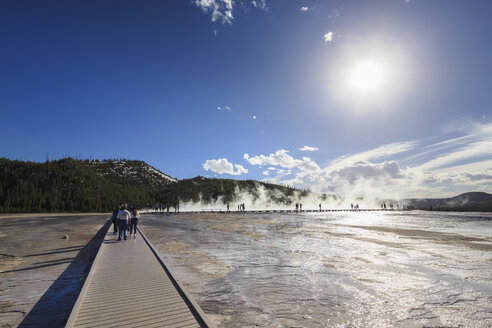 USA, Yellowstone-Nationalpark, Unteres Geysirbecken, Mittleres Geysirbecken, Touristen auf dem Steg vor der Großen Prismatischen Quelle - FOF008102