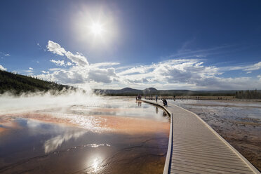 USA, Yellowstone-Nationalpark, Unteres Geysirbecken, Mittleres Geysirbecken, Touristen auf dem Steg vor der Großen Prismatischen Quelle - FOF008048