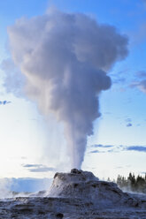 USA, Wyoming, Yellowstone-Nationalpark, Oberes Geysirbecken, Ausbruch des Castle-Geysirs - FOF008049