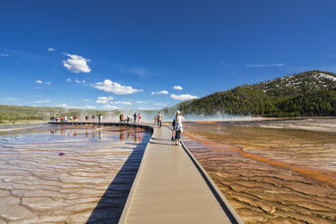 USA, Yellowstone-Nationalpark, Unteres Geysirbecken, Mittleres Geysirbecken, Touristen auf dem Steg vor der Großen Prismatischen Quelle - FOF008050