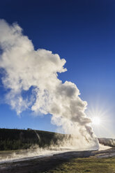 USA, Wyoming, Yellowstone-Nationalpark, Oberes Geysirbecken, Old Faithful Geysir - FOF008051