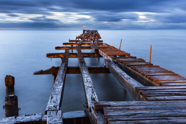 Chile, Punta Arenas, gebrochener alter Steg bei Sonnenuntergang - STSF000724