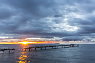 Chile, Punta Arenas, gebrochener alter Steg bei Sonnenaufgang - STSF000725