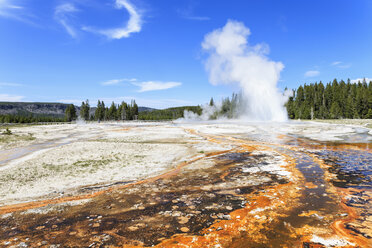 USA, Wyoming, Yellowstone-Nationalpark, Oberes Geysirbecken, Ausbruch des Daisy-Geysirs - FOF008061